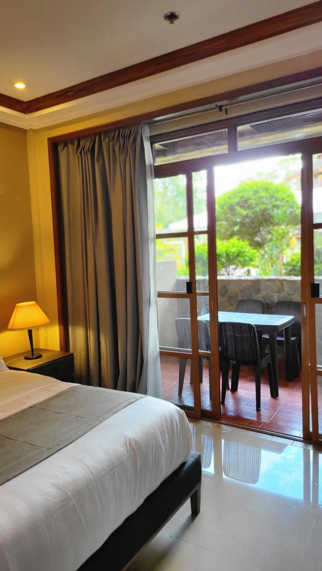 Charming Garden View,Privately Owned Deluxe Room At The Manor By Mist And Pine Baguio City Luaran gambar
